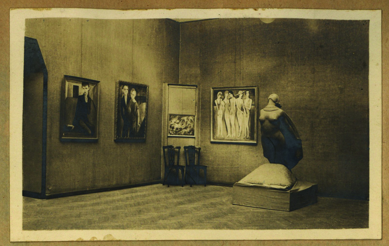 A further wall of the 1935 estate exhibition, several Rauscher paintings hung in a row